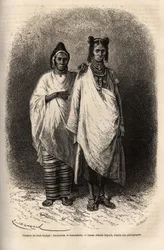 Femmes Sarakolaises et Kassonkaises, populations du Haut-Sénégal, en vêtements traditionnels. Gravure pour illustrer une croisière sur la côte d