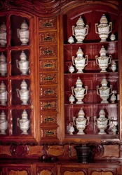 Vitrine et pots d