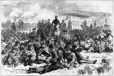La Commune de Paris en 1871. Communards de Belleville faits prisonniers et gardés par un détachement de gardiens de la paix dans le parc des Buttes-Chaumont.