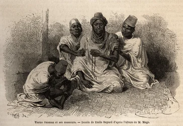 Tierno Ousman, de la tribu Toucouleur, chef du village de Guemmou Koura (Mali), tenant un chapelet musulman avec de gros grains, récitant ses prières, tandis que ses masseurs lui massent le dos et les jambes. Gravure pour illustrer le voyage au Soudan occi