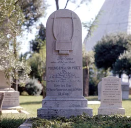 Tombe du poète John Keats (1795-1821) au cimetière protestant de Testaccio à Rome. Épitaphe : « Ici repose celui dont le nom fut écrit dans l