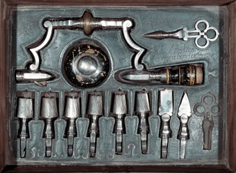 Trépan, outil chirurgical (perceuse) avec accessoires. 1768 Paris, musée de l
