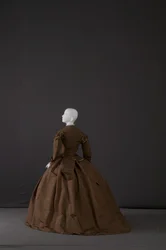 Robe de trousseau (vue oblique arrière)