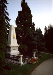 Vue de la tombe du compositeur allemand Ludwig van Beethoven (1770 - 1827) au cimetière central de Vienne (Zentralfriedhof), Autriche