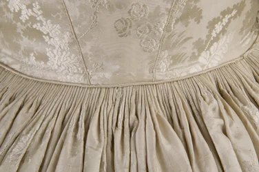 Robe de mariée (détail du dos à la taille)