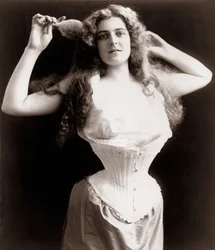 Femme portant un corset