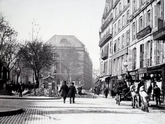 Une rue de Paris avec le théâtre de l