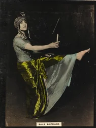 Jeune femme en costumes orientaux exécutant une danse égyptienne