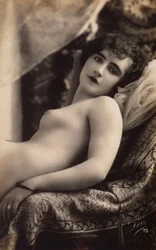 Jeune femme posant nue sur un canapé