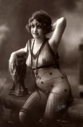 Une jeune femme assise, portant une robe transparente