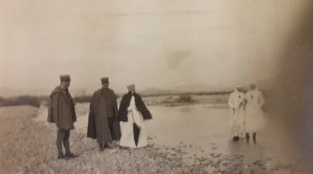 Album de la Première Guerre mondiale en Frioul-Vénétie Julienne : officiers et infirmières de la Croix-Rouge sur la rivière Natisone
