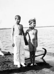 Le tsarévitch Alexis jouant sur la plage à Livadia, en Crimée