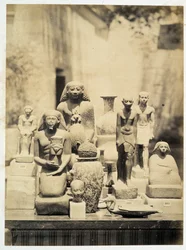 Statues archéologiques - dans «Album photo du 1er Musée du Caire» fondé par Auguste Mariette Bey