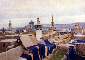Tissus de coton bleu mis à sécher sur les toits des teinturiers à Damas (Syrie)