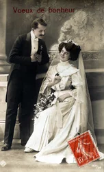 Couple de mariés. Carte postale de vœux pour un mariage. 1920s.