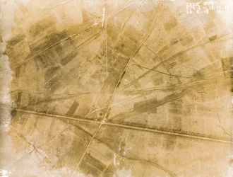 Photographies de reconnaissance aérienne britannique enregistrant les positions des tranchées sur le front occidental pendant la Première Guerre mondiale