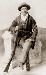 Calamity Jane avec son fusil : photographie ancienne de la célèbre figure de la frontière Calamity Jane (Martha Jane Cannary, vers 1850)