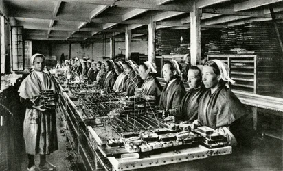 Mise en conserve de sardines, industrie de la sardine, Finistère, Bretagne (photo n/b)