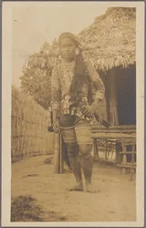 Datto Bulon, chef des Bagobo, vêtu en tenue de guerrier, Réservation des Philippines, Exposition de l