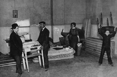 Scène de la vie quotidienne, déménagement dans un immeuble à Paris. Photographie, fin du 19e siècle, Paris. Coll. Selva