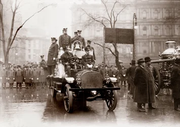 Brigades de pompiers équipées de nouvelles pompes à incendie et de véhicules, New York 1913. Photographie