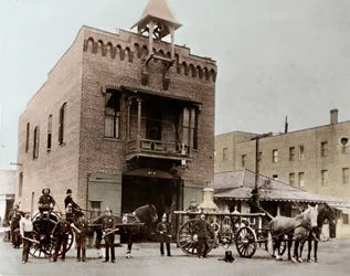 Brigade de pompiers posant devant la caserne, Los Angeles. Californie, USA. 1887. Photographie