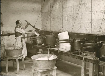 France, Centre, Indre-et-Loire (37), Tours : Laboratoire Metadier : un homme prépare les moules pour la fabrication des comprimés de Kalmine