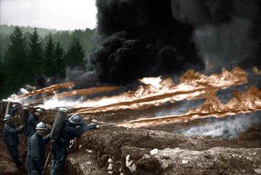 Soldats français utilisant des lance-flammes depuis les tranchées, Chemin des Dames