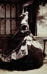 Portrait en pied de la duchesse de Manchester en robe de soirée