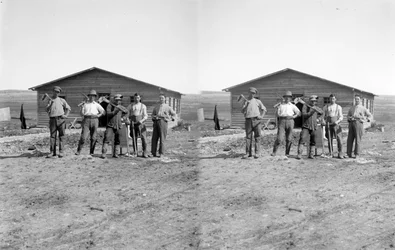Portrait de groupe de colons juifs dans un kibboutz en Palestine. c.1923