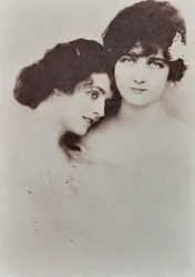 Portrait en buste de deux jeunes femmes dans une pose affectueuse.