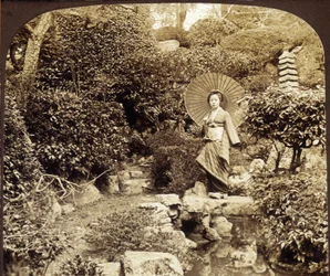 Parapluie kimono japonais dans un jardin - photographie, fin 19ème siècle