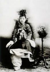 Femme coréenne en robe de mariage traditionnelle