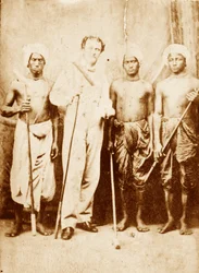 Lieutenant Joseph Sherer, assistant du surintendant de Cachar, avec ses porteurs, Manipur, vers 1861