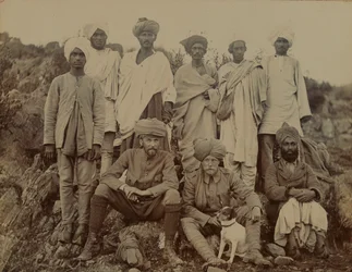 Lieutenant S Edwardes avec son chien Biddy, vers 1895