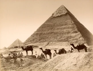 Hommes et chameaux devant la pyramide de Khéphren