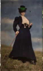 Mademoiselle Mary en costume bleu