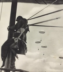 Moment avant la chute, aviateur de la RAF prêt à quitter l