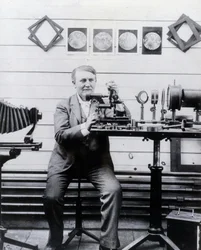 Photo de Thomas-Alwa Edison devant son phonographe