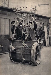 Mise en scène photographique avec une montgolfière. Photographie, fin du 19ème siècle, Paris. Coll. Selva.