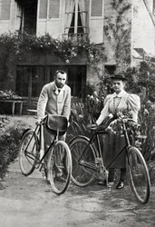 Pierre et Marie Curie dans leur jardin