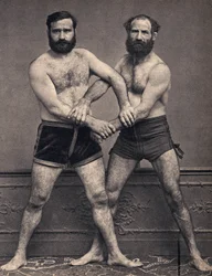 Portrait des frères Marseille en lutteur. Photographie, fin XIXe siècle, Paris. Coll. Selva.