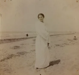 Portrait sur la plage de Forte dei Marmi, Versilia, vers 1910 (photo)