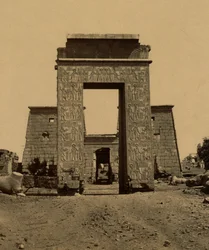 Propylon (arc de triomphe) et pylône dans la vallée des Rams, partie du temple de Ramsès IV à Thèbes. 1880 (photo)
