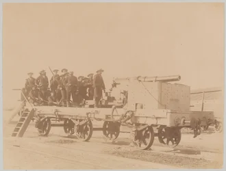 Marins du HMS Hecla manœuvrant un canon naval monté sur un wagon plat, Égypte