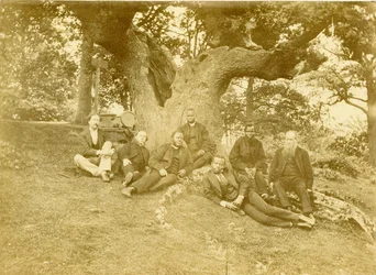 Sept des principaux membres de la Church Missionary Society en Sierra Leone et au Nigeria assis sous le chêne Wilberforce à Keston, Kent, Royaume-Uni