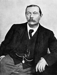 Sir Arthur Conan Doyle (1858-1930), écrivain écossais, ici vers 1910