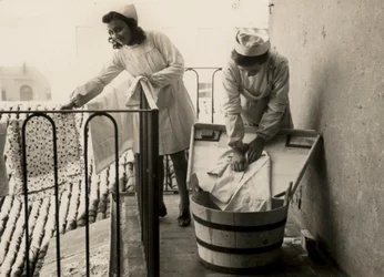 Des femmes occupées à la pratique du lavage à l