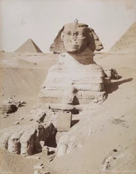 Le Sphinx et, en arrière-plan, la Grande Pyramide de Khéops. Le Caire, El Giza