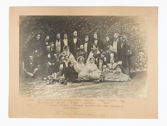 La troupe amateur pour la pièce The Frozen Deep, y compris Charles Dickens, dans le jardin d